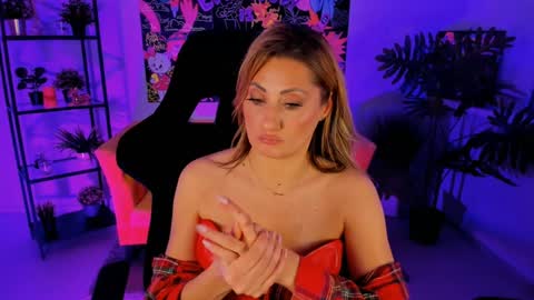 Snapshot of sarahholly chatting on 01/12/25, 05:54 Divine Sarah NONUDE model online show from 01/12/25, 05:54