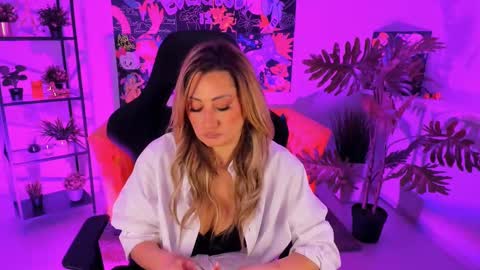 Snapshot of sarahholly chatting on 03/02/25, 11:39 Divine Sarah NONUDE model online show from 03/02/25, 11:39