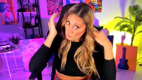 Snapshot of sarahholly chatting on 10/16/25, 12:17 Divine Sarah NONUDE model online show from 10/16/25, 12:17