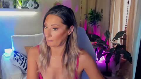 Snapshot of sarahholly chatting on 06/17/26, 01:56 Divine Sarah NONUDE model online show from 06/17/26, 01:56