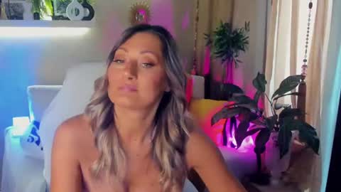 Snapshot of sarahholly chatting on 06/19/26, 11:47 Divine Sarah NONUDE model online show from 06/19/26, 11:47
