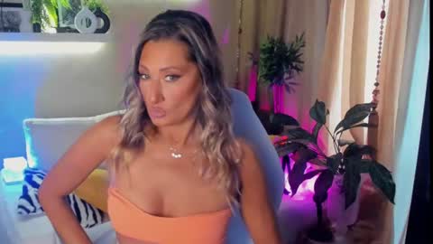 Snapshot of sarahholly chatting on 06/26/26, 07:24 Divine Sarah NONUDE model online show from 06/26/26, 07:24