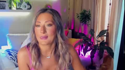 Snapshot of sarahholly chatting on 06/30/26, 07:09 Divine Sarah NONUDE model online show from 06/30/26, 07:09
