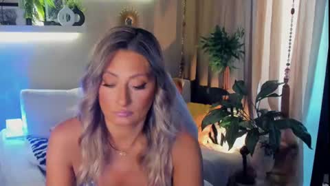 Snapshot of sarahholly chatting on 07/07/26, 12:53 Divine Sarah NONUDE model online show from 07/07/26, 12:53