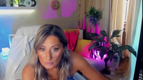 Snapshot of sarahholly chatting on 07/10/26, 08:50 Divine Sarah NONUDE model online show from 07/10/26, 08:50