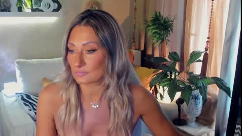 Snapshot of sarahholly chatting on 07/13/26, 08:06 Divine Sarah NONUDE model online show from 07/13/26, 08:06