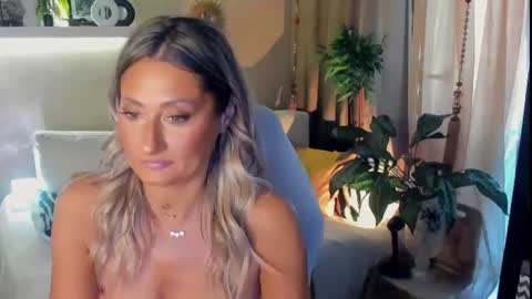 Snapshot of sarahholly chatting on 07/14/26, 02:01 Divine Sarah NONUDE model online show from 07/14/26, 02:01