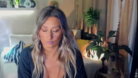 Snapshot of sarahholly chatting on 07/17/26, 01:40 Divine Sarah NONUDE model online show from 07/17/26, 01:40