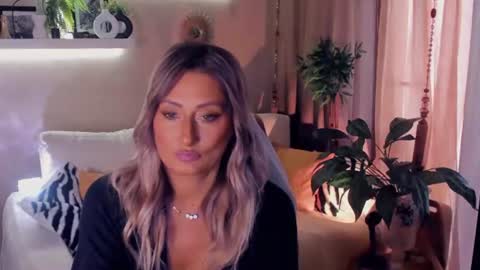 Snapshot of sarahholly chatting on 07/19/26, 08:07 Divine Sarah NONUDE model online show from 07/19/26, 08:07