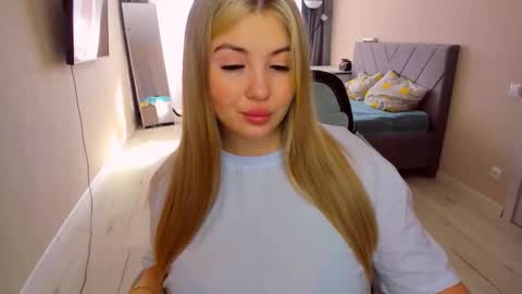 Snapshot of sarahmils chatting on 03/23/26, 11:36 Sarah online show from 03/23/26, 11:36