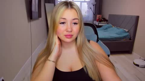 Snapshot of sarahmils chatting on 04/05/26, 12:24 Sarah online show from 04/05/26, 12:24