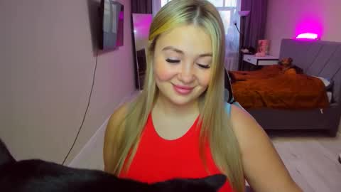 Snapshot of sarahmils chatting on 04/14/26, 01:06 Sarah online show from 04/14/26, 01:06