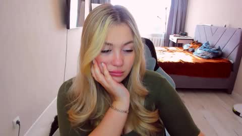 Snapshot of sarahmils chatting on 04/27/26, 01:31 Sarah online show from 04/27/26, 01:31