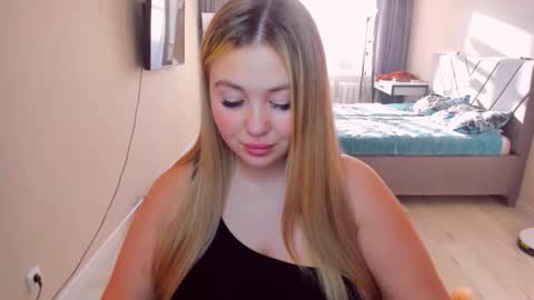 Snapshot of sarahmils chatting on 05/11/26, 02:45 Sarah online show from 05/11/26, 02:45