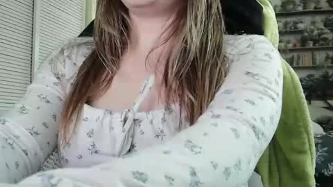 Snapshot of sarahmummy chatting on 02/15/26, 04:36 Sarah online show from 02/15/26, 04:36