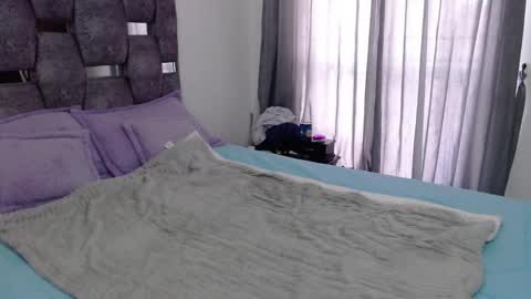 Lia online show from 11/17/25, 12:22