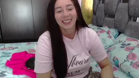 Snapshot of sarahott_1 chatting on 07/08/26, 03:27 Lia online show from 07/08/26, 03:27