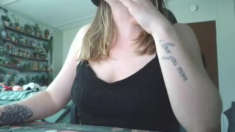 Snapshot of sarahpmummy chatting on 07/15/26, 09:31 Sarah online show from 07/15/26, 09:31