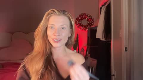 Snapshot of saraloverays chatting on 10/21/25, 03:29 Back from Vacay Follow for more here online show from 10/21/25, 03:29