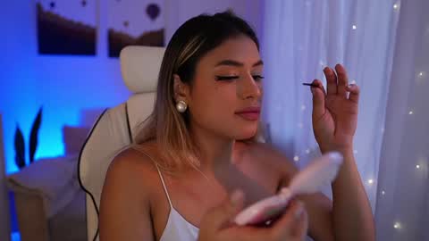 Snapshot of saraparisi_ chatting on 12/11/24, 10:27 Sara online show from 12/11/24, 10:27