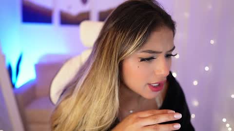 Snapshot of saraparisi_ chatting on 12/15/24, 12:29 Sara online show from 12/15/24, 12:29