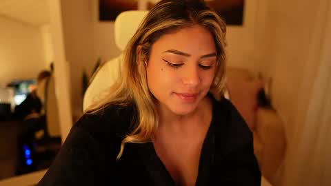 Snapshot of saraparisi_ chatting on 12/20/24, 11:16 Sara online show from 12/20/24, 11:16