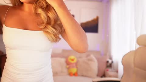 Snapshot of saraparisi_ chatting on 12/27/24, 10:16 Sara online show from 12/27/24, 10:16