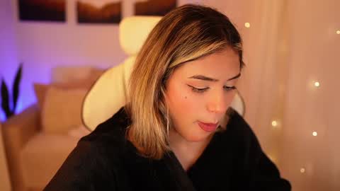 Snapshot of saraparisi_ chatting on 12/28/24, 01:18 Sara online show from 12/28/24, 01:18