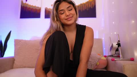 Snapshot of saraparisi_ chatting on 12/31/24, 03:01 Sara online show from 12/31/24, 03:01