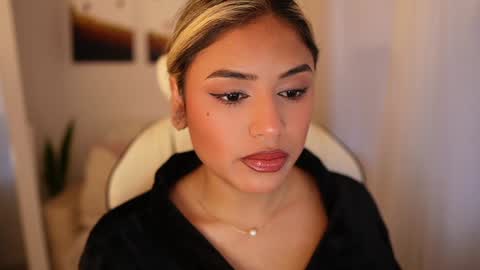 Snapshot of saraparisi_ chatting on 12/31/24, 10:56 Sara online show from 12/31/24, 10:56