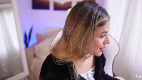 Snapshot of saraparisi_ chatting on 01/03/25, 09:15 Sara online show from 01/03/25, 09:15