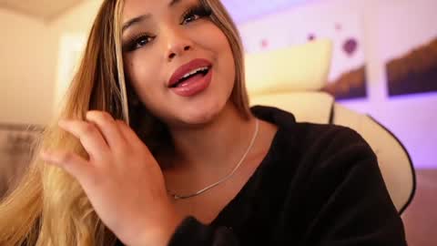 Snapshot of saraparisi_ chatting on 01/08/25, 01:32 Sara online show from 01/08/25, 01:32