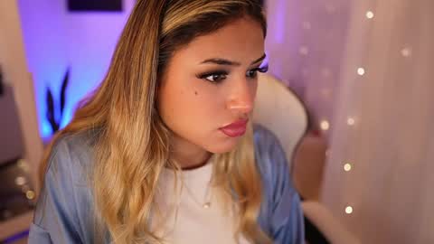 Snapshot of saraparisi_ chatting on 01/09/25, 12:14 Sara online show from 01/09/25, 12:14