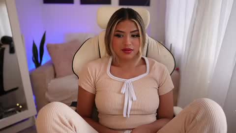 Snapshot of saraparisi_ chatting on 01/09/25, 09:47 Sara online show from 01/09/25, 09:47