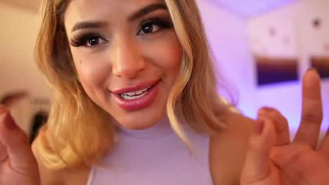 Snapshot of saraparisi_ chatting on 01/11/25, 04:16 Sara online show from 01/11/25, 04:16