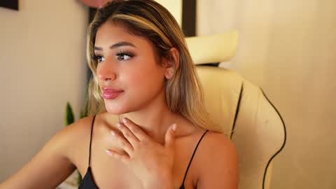 Snapshot of saraparisi_ chatting on 01/16/25, 12:45 Sara online show from 01/16/25, 12:45