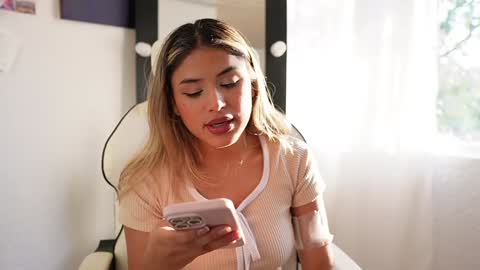 Snapshot of saraparisi_ chatting on 01/22/25, 10:26 Sara online show from 01/22/25, 10:26