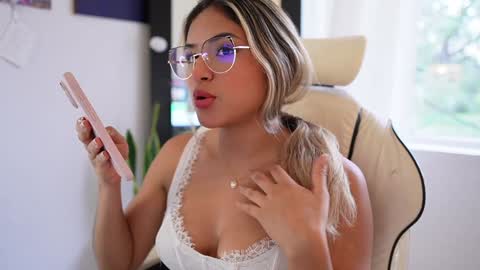 Snapshot of saraparisi_ chatting on 01/25/25, 09:14 Sara online show from 01/25/25, 09:14