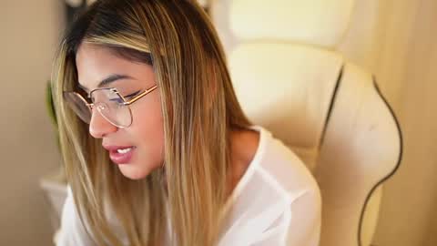 Snapshot of saraparisi_ chatting on 01/29/25, 12:43 Sara online show from 01/29/25, 12:43