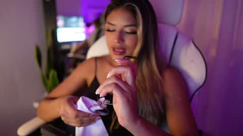 Snapshot of saraparisi_ chatting on 01/30/25, 11:45 Sara online show from 01/30/25, 11:45