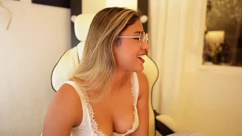 Snapshot of saraparisi_ chatting on 02/01/25, 12:29 Sara online show from 02/01/25, 12:29