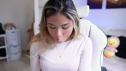 Snapshot of saraparisi_ chatting on 02/04/25, 09:20 Sara online show from 02/04/25, 09:20