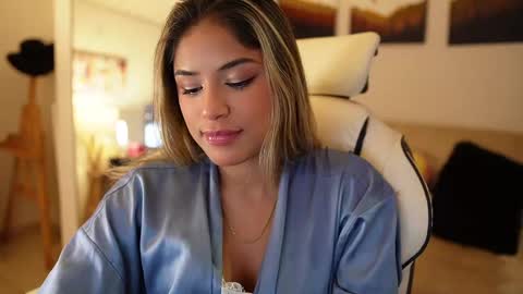 Snapshot of saraparisi_ chatting on 02/09/25, 11:15 Sara online show from 02/09/25, 11:15