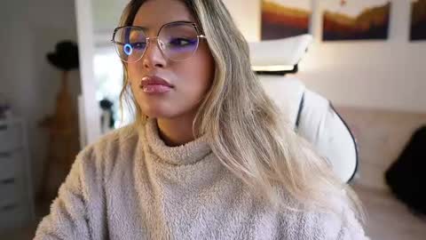 Snapshot of saraparisi_ chatting on 02/11/25, 09:46 Sara online show from 02/11/25, 09:46