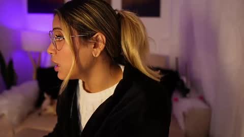 Snapshot of saraparisi_ chatting on 02/13/25, 01:40 Sara online show from 02/13/25, 01:40