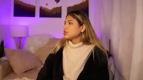 Snapshot of saraparisi_ chatting on 02/19/25, 02:01 Sara online show from 02/19/25, 02:01