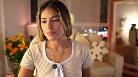 Snapshot of saraparisi_ chatting on 03/11/25, 01:05 Sara online show from 03/11/25, 01:05