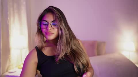 Snapshot of saraparisi_ chatting on 09/28/25, 12:05 Sara online show from 09/28/25, 12:05