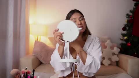 Snapshot of saraparisi_ chatting on 11/25/25, 10:54 Sara online show from 11/25/25, 10:54