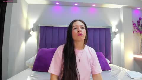 Snapshot of sarariley_ chatting on 09/18/25, 10:34 Sara online show from 09/18/25, 10:34